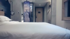 七天探花_齐逼牛仔裤短发靓妹，床边侧入后入倒着插，精彩刺激 截图1