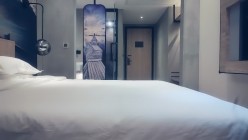 七天探花_齐逼牛仔裤短发靓妹，床边侧入后入倒着插，精彩刺激 截图4