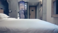 七天探花_齐逼牛仔裤短发靓妹，床边侧入后入倒着插，精彩刺激 截图5