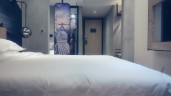 七天探花_齐逼牛仔裤短发靓妹，床边侧入后入倒着插，精彩刺激 截图7