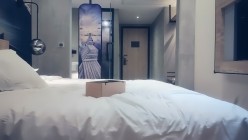 七天探花_齐逼牛仔裤短发靓妹，床边侧入后入倒着插，精彩刺激 截图16
