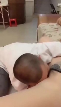 抖音辣妈· 小情妹 · ：约光头小朋友到家里来，爱舔逼的小伙子，可以哦，艹得热火朝天，还内射了！ 截图4