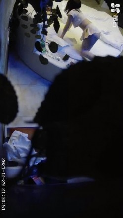5对情侣打响新年第一炮 ️小美女腰力不错 床都快塌了 漂亮御姐上位功力榨干男友 高清720P版 截图4