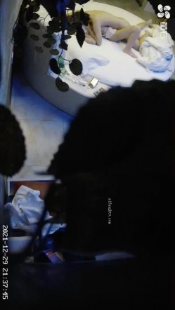 5对情侣打响新年第一炮 ️小美女腰力不错 床都快塌了 漂亮御姐上位功力榨干男友 高清720P版 截图6