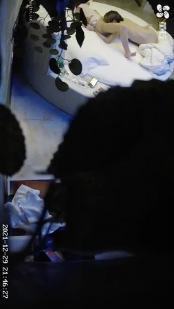 5对情侣打响新年第一炮 ️小美女腰力不错 床都快塌了 漂亮御姐上位功力榨干男友 高清720P版 截图9