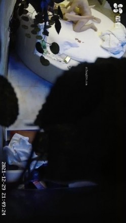 5对情侣打响新年第一炮 ️小美女腰力不错 床都快塌了 漂亮御姐上位功力榨干男友 高清720P版 截图10