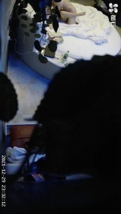 5对情侣打响新年第一炮 ️小美女腰力不错 床都快塌了 漂亮御姐上位功力榨干男友 高清720P版 截图14