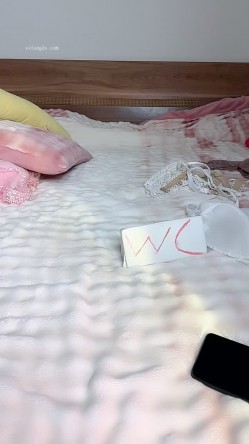 G奶女神【蜜桃允儿】性感裸舞~口爆深喉~无套啪啪狂射一身 截图2