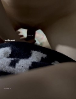 超美阿黑颜女神原档泄密，标准的一个眼镜婊，大眼睛萌妹，反差感，淫荡的表情挑逗极了 截图11