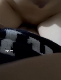 超美阿黑颜女神原档泄密，标准的一个眼镜婊，大眼睛萌妹，反差感，淫荡的表情挑逗极了 截图14