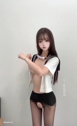 推特极品舞姬美女【小粉喵quq5028】露脸高价定制，高套点裸舞顶胯脸B同框，一线天无毛美鲍 截图2