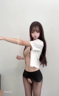 推特极品舞姬美女【小粉喵quq5028】露脸高价定制，高套点裸舞顶胯脸B同框，一线天无毛美鲍 截图4