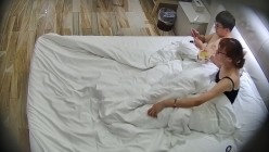 酒店高清偷拍 呆萌眼镜妹吃完零食吃JJ清早的被男友用跳蛋叫醒 截图1