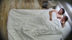 酒店高清偷拍 呆萌眼镜妹吃完零食吃JJ清早的被男友用跳蛋叫醒 截图2