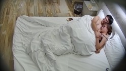 酒店高清偷拍 呆萌眼镜妹吃完零食吃JJ清早的被男友用跳蛋叫醒 截图3