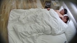 酒店高清偷拍 呆萌眼镜妹吃完零食吃JJ清早的被男友用跳蛋叫醒 截图4
