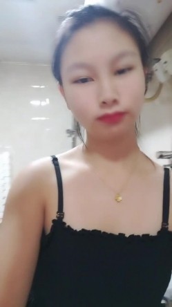 难得一见极品美穴新人乖巧妹子，撩起裙子没穿内裤，翘起完美屁股菊花吸烟，拿出玻璃黄瓜爆菊花，掰穴极度诱惑 截图2