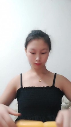 难得一见极品美穴新人乖巧妹子，撩起裙子没穿内裤，翘起完美屁股菊花吸烟，拿出玻璃黄瓜爆菊花，掰穴极度诱惑 截图3