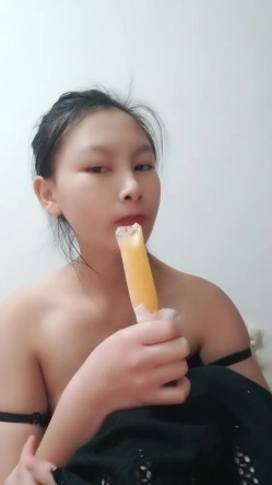 难得一见极品美穴新人乖巧妹子，撩起裙子没穿内裤，翘起完美屁股菊花吸烟，拿出玻璃黄瓜爆菊花，掰穴极度诱惑 截图7