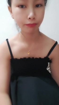 难得一见极品美穴新人乖巧妹子，撩起裙子没穿内裤，翘起完美屁股菊花吸烟，拿出玻璃黄瓜爆菊花，掰穴极度诱惑 截图9