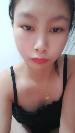 难得一见极品美穴新人乖巧妹子，撩起裙子没穿内裤，翘起完美屁股菊花吸烟，拿出玻璃黄瓜爆菊花，掰穴极度诱惑 截图11