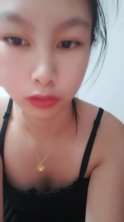 难得一见极品美穴新人乖巧妹子，撩起裙子没穿内裤，翘起完美屁股菊花吸烟，拿出玻璃黄瓜爆菊花，掰穴极度诱惑 截图13