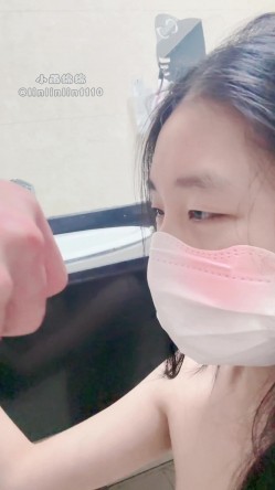 04年杭州打工母狗【小雨绵绵】付费福利，酷爱露出，停车场自慰到高潮，与炮友卫生间展示超赞口技 截图5