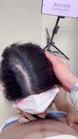 04年杭州打工母狗【小雨绵绵】付费福利，酷爱露出，停车场自慰到高潮，与炮友卫生间展示超赞口技 截图8