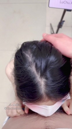 04年杭州打工母狗【小雨绵绵】付费福利，酷爱露出，停车场自慰到高潮，与炮友卫生间展示超赞口技 截图16