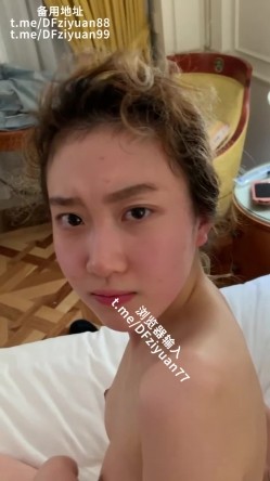 南京绝美留学生「郑欣雯」母狗被帅气男友凌辱式调教狗爬，尿脸，掐脖子，全程露脸，身材绝美的妹子 截图3