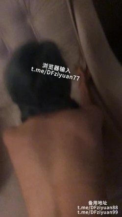 南京绝美留学生「郑欣雯」母狗被帅气男友凌辱式调教狗爬，尿脸，掐脖子，全程露脸，身材绝美的妹子 截图5
