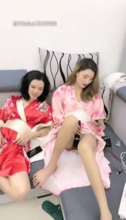 『人间水蜜桃』四人淫乱啪 刮逼毛白净美逼啪啪 两女一排后入 浪叫声高昂不绝 截图2