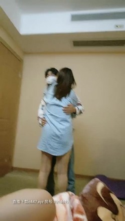 【小沫姐姐】左边东莞宾馆约炮，三女齐乐，大哥一个人满足不了还得上跳蛋，淫靡场景令人血脉喷张 截图5