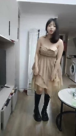 胖胖的大奶妹在家一个人就是个骚，全程露脸各种诱惑，听狼友指挥揉奶玩逼特写，大黑牛自慰洗澡诱惑精彩刺激 截图1