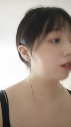 胖胖的大奶妹在家一个人就是个骚，全程露脸各种诱惑，听狼友指挥揉奶玩逼特写，大黑牛自慰洗澡诱惑精彩刺激 截图8