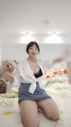 胖胖的大奶妹在家一个人就是个骚，全程露脸各种诱惑，听狼友指挥揉奶玩逼特写，大黑牛自慰洗澡诱惑精彩刺激 截图9