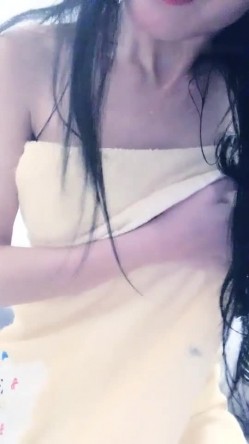 高颜值爆乳妹子浴室洗澡自摸 穿上情趣装露奶诱惑掰开逼逼特写非常诱人 截图5