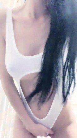 高颜值爆乳妹子浴室洗澡自摸 穿上情趣装露奶诱惑掰开逼逼特写非常诱人 截图9