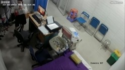 黑客破解医院妇科监控摄像头偷拍 男医生做B超阴超磨蹭温柔插入眼镜少妇不好意思看 截图1