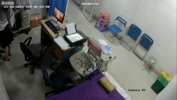 黑客破解医院妇科监控摄像头偷拍 男医生做B超阴超磨蹭温柔插入眼镜少妇不好意思看 截图2