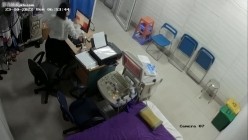 黑客破解医院妇科监控摄像头偷拍 男医生做B超阴超磨蹭温柔插入眼镜少妇不好意思看 截图3