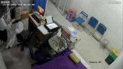 黑客破解医院妇科监控摄像头偷拍 男医生做B超阴超磨蹭温柔插入眼镜少妇不好意思看 截图4