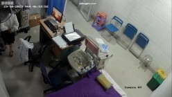 黑客破解医院妇科监控摄像头偷拍 男医生做B超阴超磨蹭温柔插入眼镜少妇不好意思看 截图5