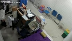 黑客破解医院妇科监控摄像头偷拍 男医生做B超阴超磨蹭温柔插入眼镜少妇不好意思看 截图6
