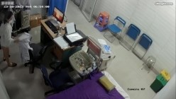黑客破解医院妇科监控摄像头偷拍 男医生做B超阴超磨蹭温柔插入眼镜少妇不好意思看 截图7