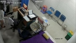 黑客破解医院妇科监控摄像头偷拍 男医生做B超阴超磨蹭温柔插入眼镜少妇不好意思看 截图8