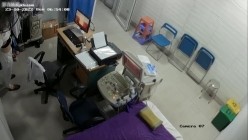 黑客破解医院妇科监控摄像头偷拍 男医生做B超阴超磨蹭温柔插入眼镜少妇不好意思看 截图9