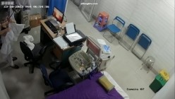 黑客破解医院妇科监控摄像头偷拍 男医生做B超阴超磨蹭温柔插入眼镜少妇不好意思看 截图11
