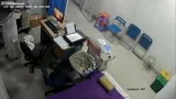 黑客破解医院妇科监控摄像头偷拍 男医生做B超阴超磨蹭温柔插入眼镜少妇不好意思看 截图12