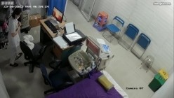 黑客破解医院妇科监控摄像头偷拍 男医生做B超阴超磨蹭温柔插入眼镜少妇不好意思看 截图13